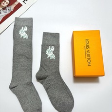 配包装 🌟【一盒2双】 🌟LV 路易威登 经典竖纹字母logo 纯棉中筒袜 经典纯色 🌟ins爆款!专柜在售ing 🌟原 配包装 🌟【一盒2双】 🌟LV 路易威登 经典竖纹字母logo 纯棉中筒袜 经典纯色 🌟ins爆款!专柜在售ing 🌟原
