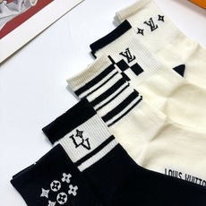 配包装 🌟【一盒5双】 🌟LV 路易威登 经典字母logo中筒袜 🌟好看到爆炸 欧美大牌🔥🌟潮人必不能少的专柜代购品质 配包装 🌟【一盒5双】 🌟LV 路易威登 经典字母logo中筒袜 🌟好看到爆炸 欧美大牌🔥🌟潮人必不能少的专柜代购品质