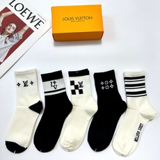 配包装 🌟【一盒5双】 🌟LV 路易威登 经典字母logo中筒袜 🌟好看到爆炸 欧美大牌🔥🌟潮人必不能少的专柜代购品质 配包装 🌟【一盒5双】 🌟LV 路易威登 经典字母logo中筒袜 🌟好看到爆炸 欧美大牌🔥🌟潮人必不能少的专柜代购品质
