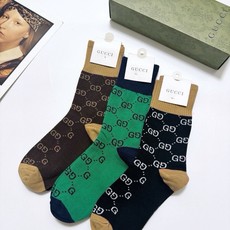 配包装 🌟【一盒3双】 🌟Gucci 古琦 经典字母 logo 纯棉 中筒袜 !超级软糯亲肤! 🌟ins爆款!专柜在售 配包装 🌟【一盒3双】 🌟Gucci 古琦 经典字母 logo 纯棉 中筒袜 !超级软糯亲肤! 🌟ins爆款!专柜在售