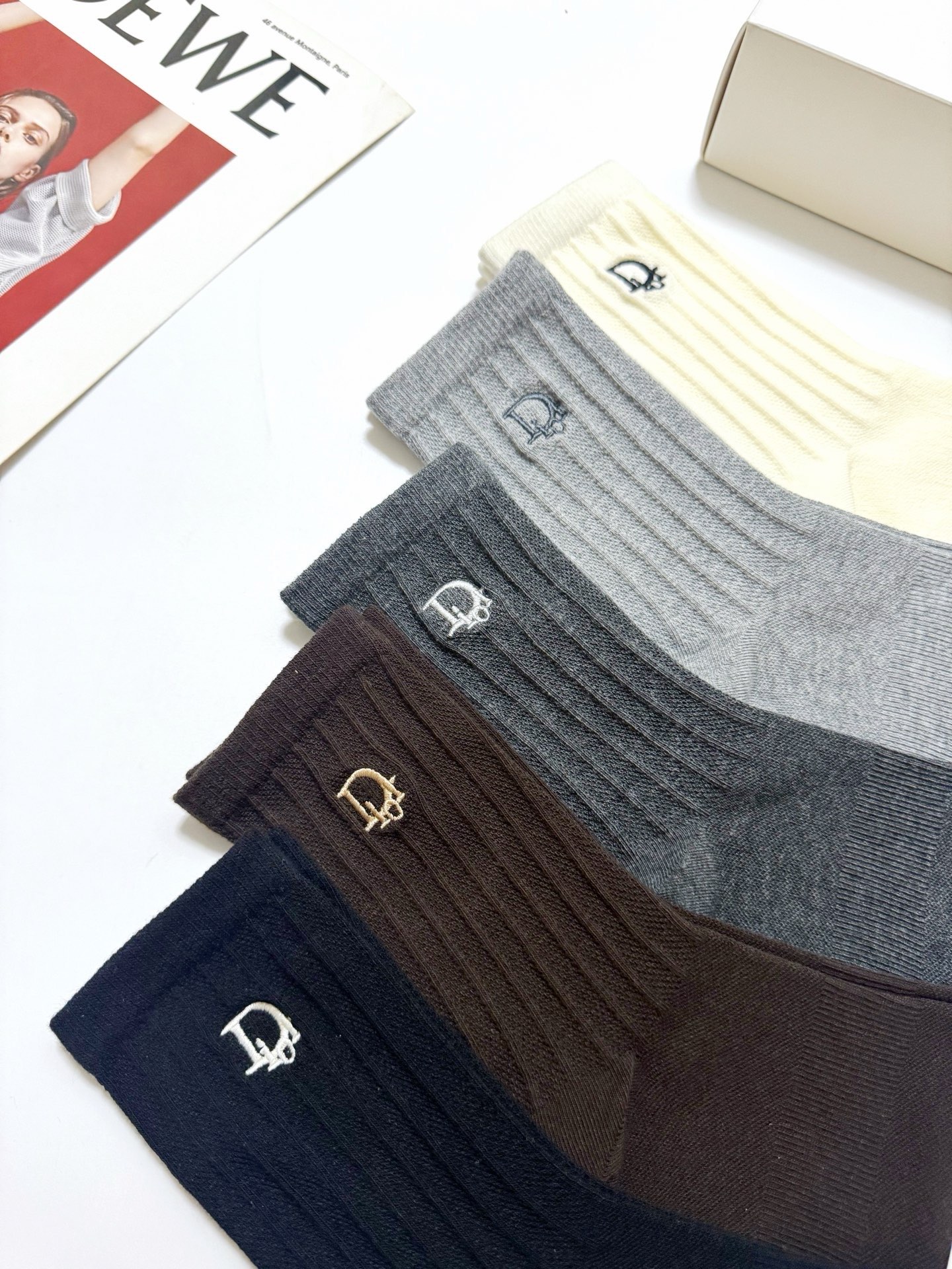 配包装 🌟【一盒5 双】  🌟Dior 迪奥 经典刺绣字母logo 纯棉中筒袜   ，ins超火爆小腿袜，纯棉面料，潮人