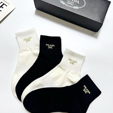 配包装 🌟【一盒4 双】 🌟Prada 普拉达 经典字母logo 透气纯棉中筒袜 ,重工配饰,ins超火爆红人同款,精 配包装 🌟【一盒4 双】 🌟Prada 普拉达 经典字母logo 透气纯棉中筒袜 ,重工配饰,ins超火爆红人同款,精