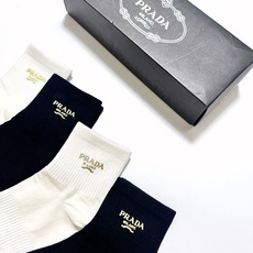 配包装 🌟【一盒4 双】 🌟Prada 普拉达 经典字母logo 透气纯棉中筒袜 ,重工配饰,ins超火爆红人同款,精 配包装 🌟【一盒4 双】 🌟Prada 普拉达 经典字母logo 透气纯棉中筒袜 ,重工配饰,ins超火爆红人同款,精