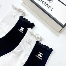 配包装 🌟【一盒4双】 🌟Chanel 香奈儿 经典纯色 字母logo 纯棉木耳边中筒袜 🌟ins爆款!专柜在售ing 配包装 🌟【一盒4双】 🌟Chanel 香奈儿 经典纯色 字母logo 纯棉木耳边中筒袜 🌟ins爆款!专柜在售ing