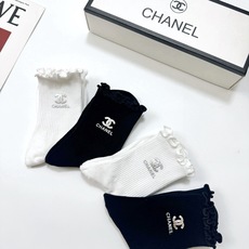 配包装 🌟【一盒4双】 🌟Chanel 香奈儿 经典纯色 字母logo 纯棉木耳边中筒袜 🌟ins爆款!专柜在售ing 配包装 🌟【一盒4双】 🌟Chanel 香奈儿 经典纯色 字母logo 纯棉木耳边中筒袜 🌟ins爆款!专柜在售ing