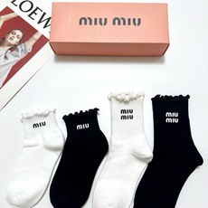 配包装 🌟【一盒4双】 🌟缪缪 miumiu 经典纯色 字母logo 纯棉中筒袜 短筒袜 🌟ins爆款!专柜在售ing 配包装 🌟【一盒4双】 🌟缪缪 miumiu 经典纯色 字母logo 纯棉中筒袜 短筒袜 🌟ins爆款!专柜在售ing