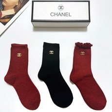 爆款回货 配包装 🌟【一盒3 双】 🌟Chanel 香奈儿 经典字母 logo羊毛 中筒袜 !超级软糯亲肤! 🌟in 爆款回货 配包装 🌟【一盒3 双】 🌟Chanel 香奈儿 经典字母 logo羊毛 中筒袜 !超级软糯亲肤! 🌟in