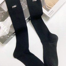 配包装 🌟【一盒一双】 🌟Miumiu 缪缪 经典字母logo纯棉长筒袜 小腿袜 🌟重工装饰个性时尚! 🌟ins爆款! 配包装 🌟【一盒一双】 🌟Miumiu 缪缪 经典字母logo纯棉长筒袜 小腿袜 🌟重工装饰个性时尚! 🌟ins爆款!