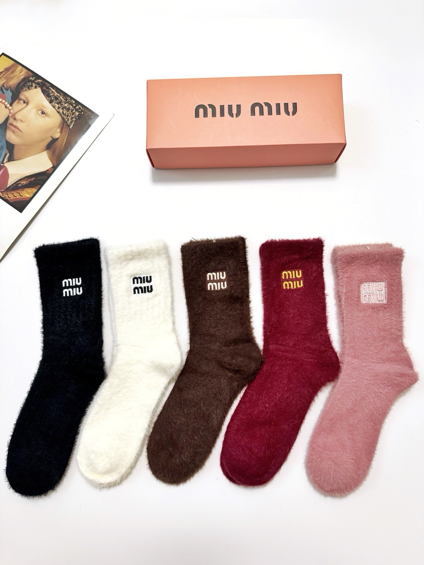 配包装 🌟【一盒5 双】 🌟缪缪 miumiu欧美大牌 经典字母 logo 水貂绒中筒袜 !超级软糯亲肤! 🌟ins爆 配包装 🌟【一盒5 双】 🌟缪缪 miumiu欧美大牌 经典字母 logo 水貂绒中筒袜 !超级软糯亲肤! 🌟ins爆