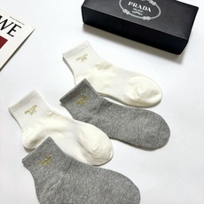 配包装 🌟【一盒4 双】 🌟Prada 普拉达 经典字母logo 透气纯棉中筒袜 ,重工配饰,ins超火爆红人同款,精 配包装 🌟【一盒4 双】 🌟Prada 普拉达 经典字母logo 透气纯棉中筒袜 ,重工配饰,ins超火爆红人同款,精