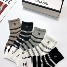 配包装 🌟【一盒5 双】 🌟Chanel 香奈儿 字母logo纯棉中筒袜 🌟重工装饰个性时尚 🌟ins爆款!专柜在售 配包装 🌟【一盒5 双】 🌟Chanel 香奈儿 字母logo纯棉中筒袜 🌟重工装饰个性时尚 🌟ins爆款!专柜在售