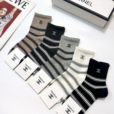配包装 🌟【一盒5 双】 🌟Chanel 香奈儿 字母logo纯棉中筒袜 🌟重工装饰个性时尚 🌟ins爆款!专柜在售 配包装 🌟【一盒5 双】 🌟Chanel 香奈儿 字母logo纯棉中筒袜 🌟重工装饰个性时尚 🌟ins爆款!专柜在售