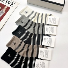 配包装 🌟【一盒5 双】 🌟Chanel 香奈儿 字母logo纯棉中筒袜 🌟重工装饰个性时尚 🌟ins爆款!专柜在售 配包装 🌟【一盒5 双】 🌟Chanel 香奈儿 字母logo纯棉中筒袜 🌟重工装饰个性时尚 🌟ins爆款!专柜在售