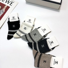 配包装 🌟【一盒5 双】 🌟Chanel 香奈儿 字母logo纯棉中筒袜 🌟重工装饰个性时尚 🌟ins爆款!专柜在售 配包装 🌟【一盒5 双】 🌟Chanel 香奈儿 字母logo纯棉中筒袜 🌟重工装饰个性时尚 🌟ins爆款!专柜在售