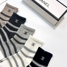 配包装 🌟【一盒5 双】 🌟Chanel 香奈儿 字母logo纯棉中筒袜 🌟重工装饰个性时尚 🌟ins爆款!专柜在售 配包装 🌟【一盒5 双】 🌟Chanel 香奈儿 字母logo纯棉中筒袜 🌟重工装饰个性时尚 🌟ins爆款!专柜在售
