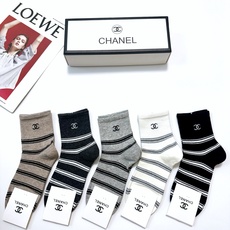 配包装 🌟【一盒5 双】 🌟Chanel 香奈儿 字母logo纯棉中筒袜 🌟重工装饰个性时尚 🌟ins爆款!专柜在售 配包装 🌟【一盒5 双】 🌟Chanel 香奈儿 字母logo纯棉中筒袜 🌟重工装饰个性时尚 🌟ins爆款!专柜在售