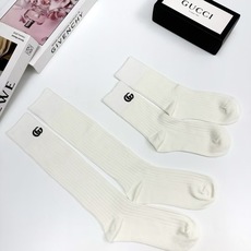 配包装 🌟【一盒2双】 🌟Gucci 古琦 经典字母logo ins超火爆小腿袜中筒袜,纯棉面料,潮人必备 ,经典个性 配包装 🌟【一盒2双】 🌟Gucci 古琦 经典字母logo ins超火爆小腿袜中筒袜,纯棉面料,潮人必备 ,经典个性