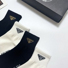 配包装 🌟【一盒4双】 🌟Prada 普拉达 经典字母logo 纯棉中筒袜 经典纯色短袜 🌟ins爆款!专柜在售ing 配包装 🌟【一盒4双】 🌟Prada 普拉达 经典字母logo 纯棉中筒袜 经典纯色短袜 🌟ins爆款!专柜在售ing