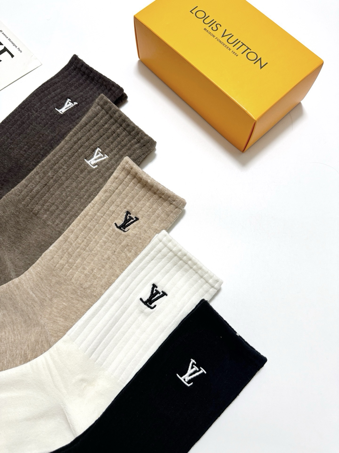 配包装 🌟【一盒5 双】  🌟LV 路易威登 经典刺绣字母logo 纯棉中筒袜   ，ins超火爆小腿袜，纯棉面料，潮人