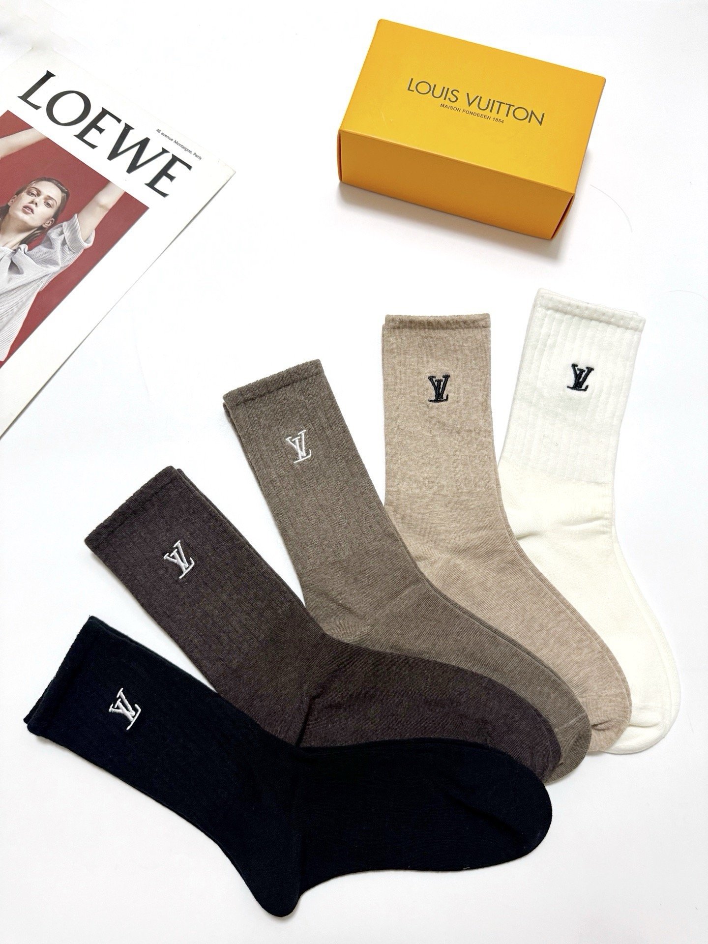 配包装 🌟【一盒5 双】  🌟LV 路易威登 经典刺绣字母logo 纯棉中筒袜   ，ins超火爆小腿袜，纯棉面料，潮人