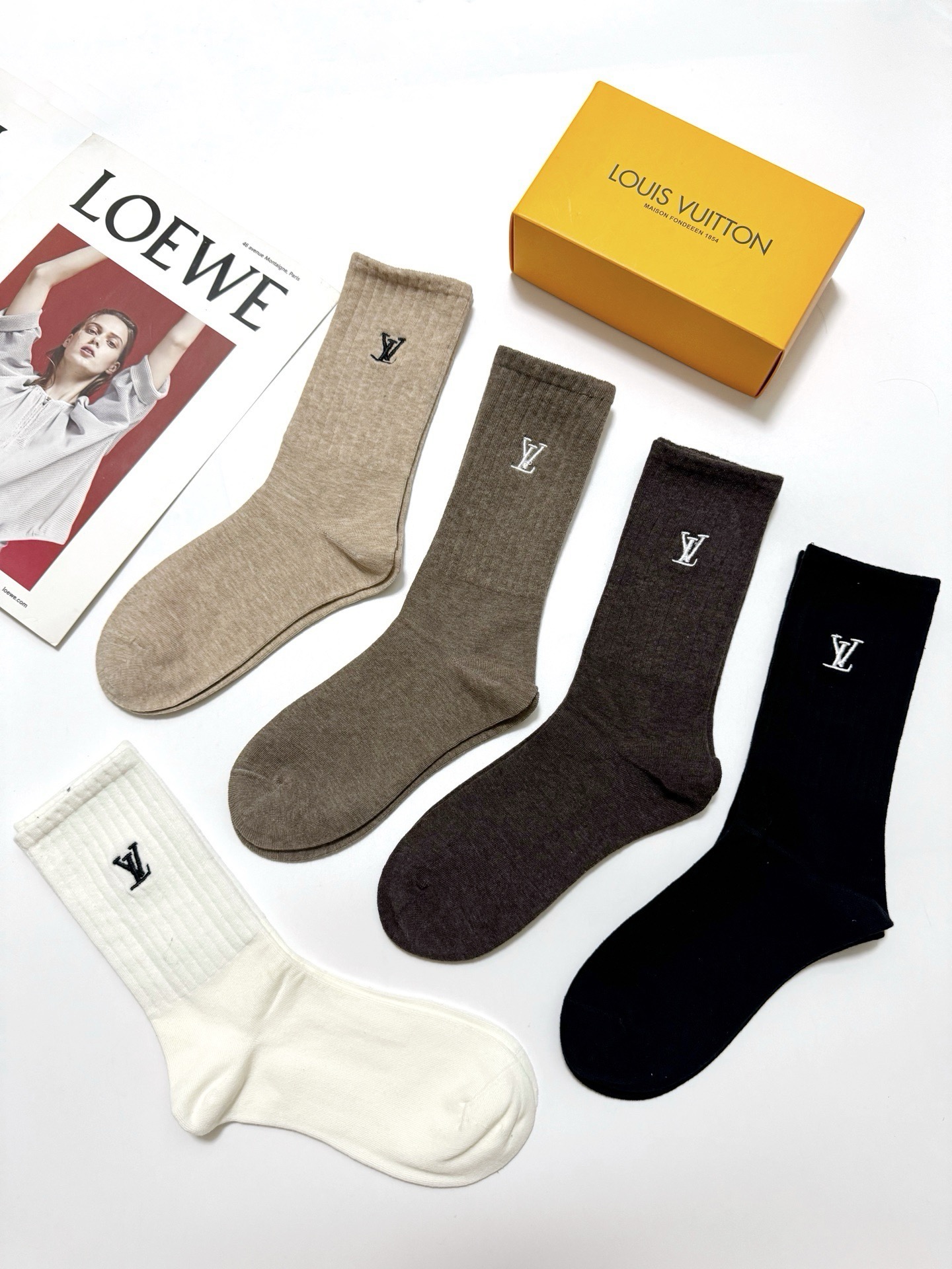 配包装 🌟【一盒5 双】  🌟LV 路易威登 经典刺绣字母logo 纯棉中筒袜   ，ins超火爆小腿袜，纯棉面料，潮人