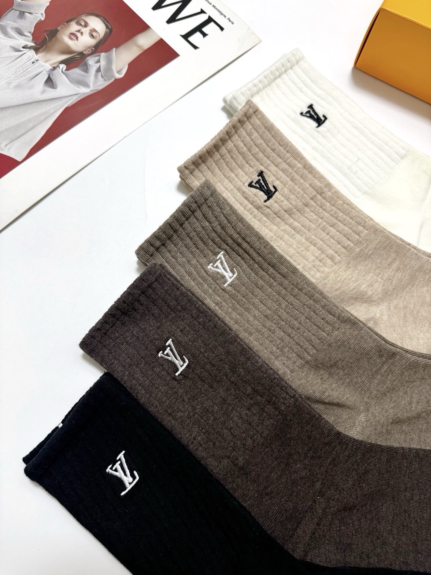 配包装 🌟【一盒5 双】  🌟LV 路易威登 经典刺绣字母logo 纯棉中筒袜   ，ins超火爆小腿袜，纯棉面料，潮人
