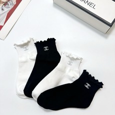 配包装 🌟【一盒4 双】 🌟Chanel 香奈儿 经典字母logo 透气纯棉花边短筒袜 ,ins超火爆红人同款,精美 配包装 🌟【一盒4 双】 🌟Chanel 香奈儿 经典字母logo 透气纯棉花边短筒袜 ,ins超火爆红人同款,精美