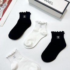 配包装 🌟【一盒4 双】 🌟Chanel 香奈儿 经典字母logo 透气纯棉花边短筒袜 ,ins超火爆红人同款,精美 配包装 🌟【一盒4 双】 🌟Chanel 香奈儿 经典字母logo 透气纯棉花边短筒袜 ,ins超火爆红人同款,精美