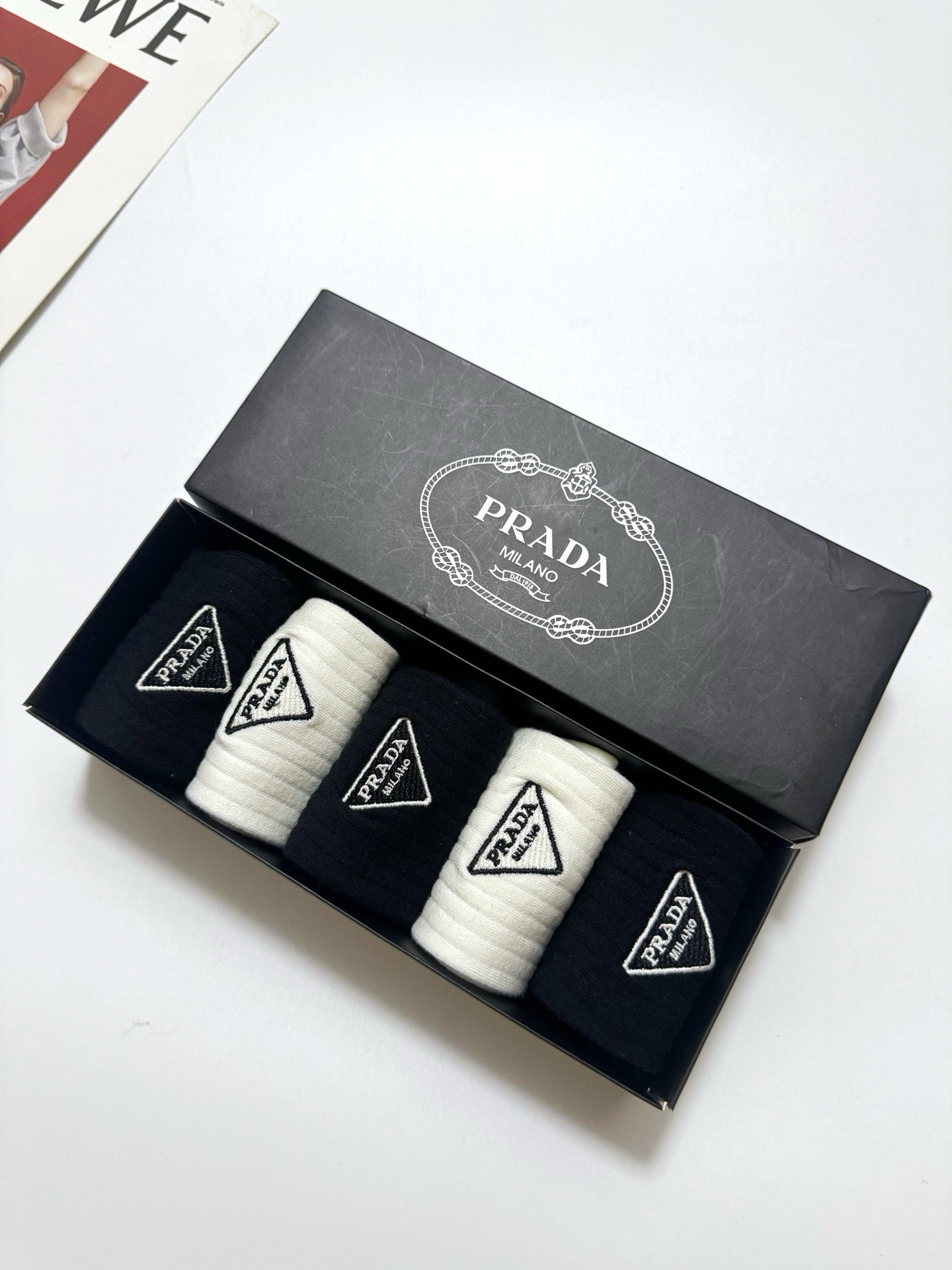 爆款回货  配包装 🌟【一盒5 双】  🌟Prada 普拉达  经典刺绣字母logo 纯棉中筒袜   ，ins超火爆小腿