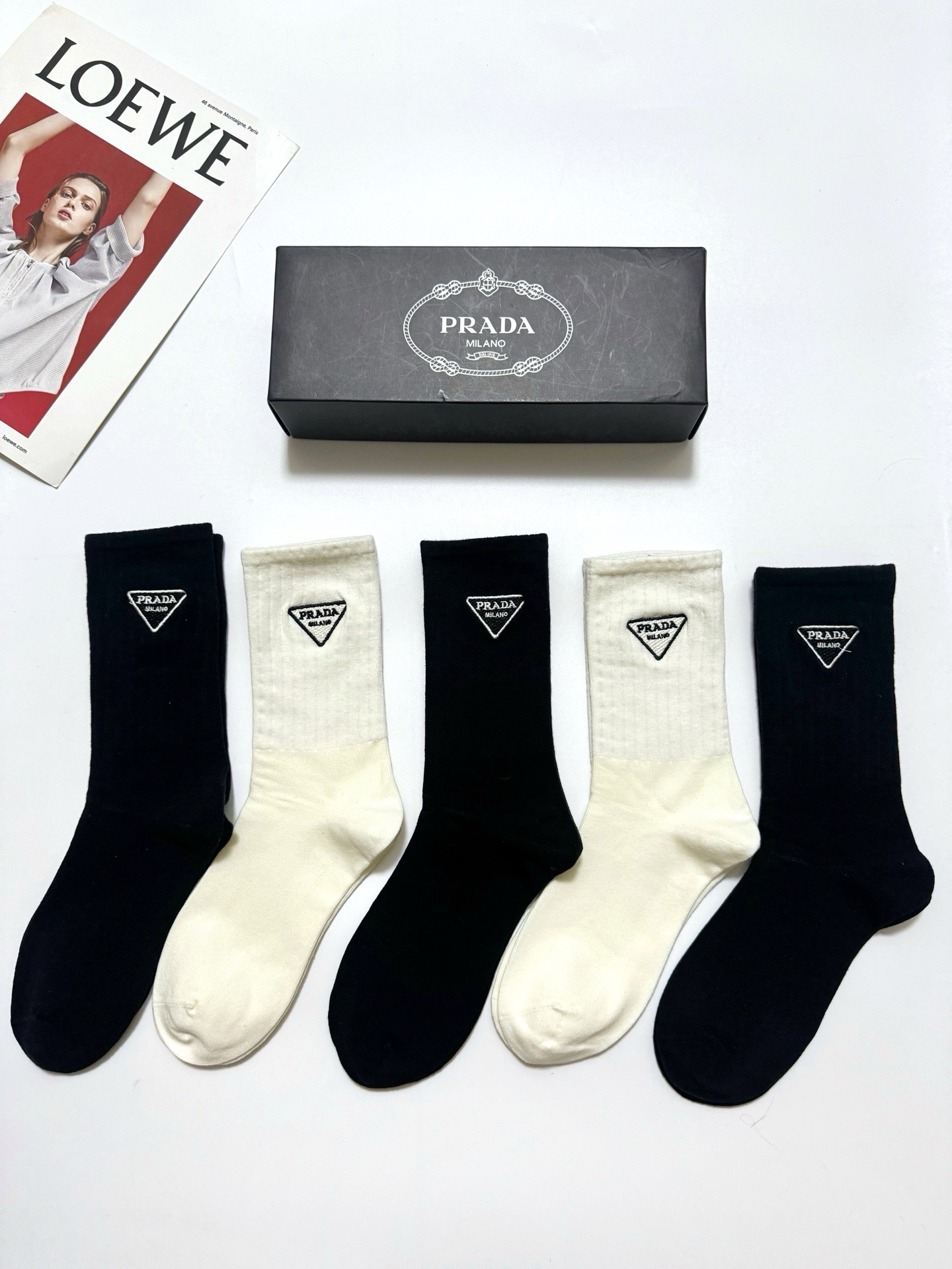 爆款回货  配包装 🌟【一盒5 双】  🌟Prada 普拉达  经典刺绣字母logo 纯棉中筒袜   ，ins超火爆小腿