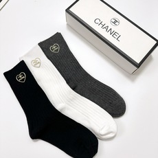 配包装 🌟【一盒3 双】 🌟Chanel 香奈儿 经典字母logo 纯棉中筒袜 🌟ins爆款!专柜在售ing 🌟好看到 配包装 🌟【一盒3 双】 🌟Chanel 香奈儿 经典字母logo 纯棉中筒袜 🌟ins爆款!专柜在售ing 🌟好看到