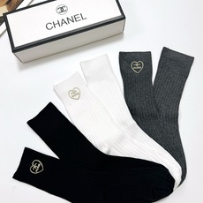 配包装 🌟【一盒3 双】 🌟Chanel 香奈儿 经典字母logo 纯棉中筒袜 🌟ins爆款!专柜在售ing 🌟好看到 配包装 🌟【一盒3 双】 🌟Chanel 香奈儿 经典字母logo 纯棉中筒袜 🌟ins爆款!专柜在售ing 🌟好看到