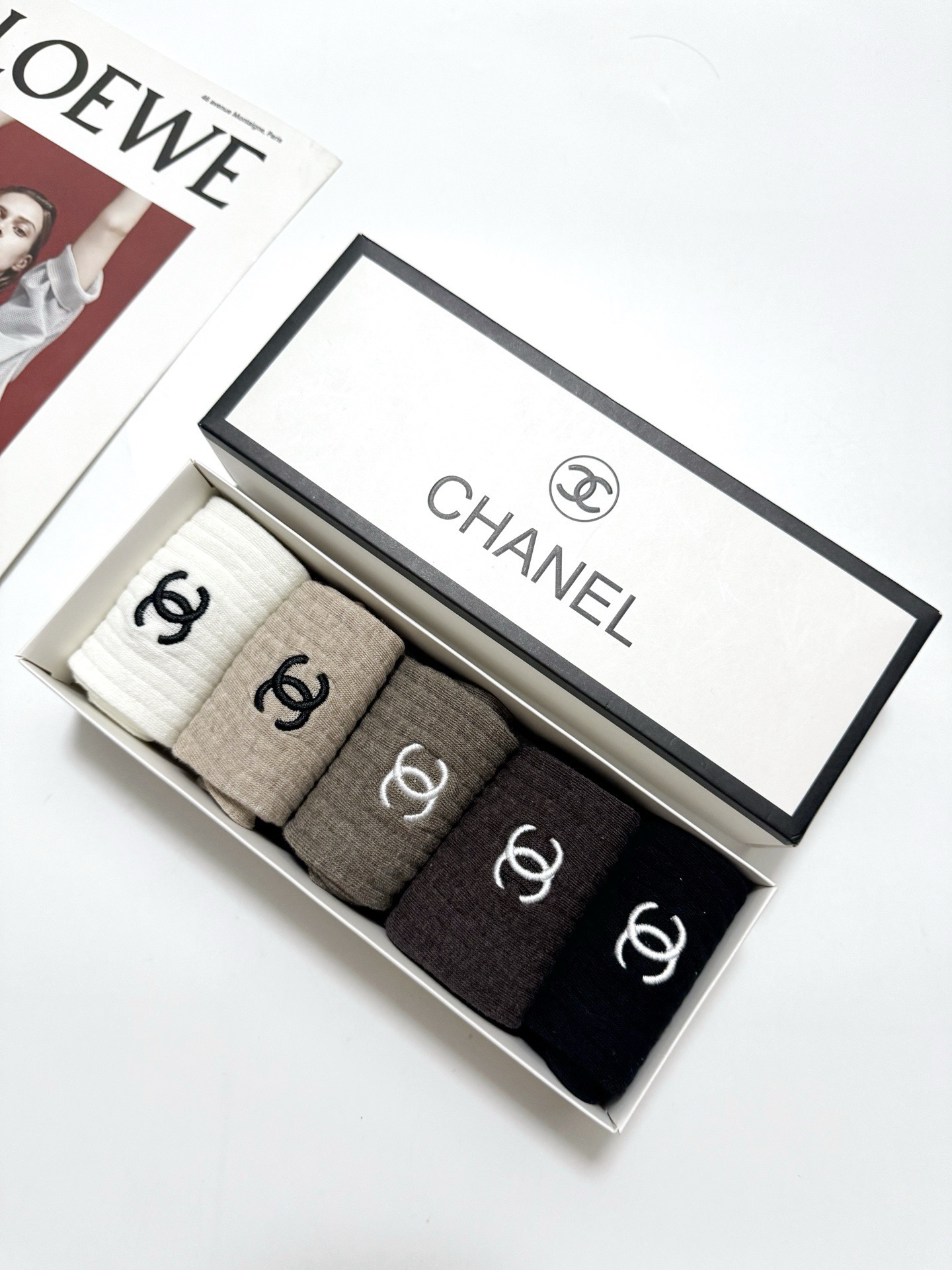 配包装 🌟【一盒5 双】 🌟Chanel 香奈儿 经典刺绣字母logo 纯棉中筒袜 ,ins超火爆小腿袜,纯棉面料 配包装 🌟【一盒5 双】 🌟Chanel 香奈儿 经典刺绣字母logo 纯棉中筒袜 ,ins超火爆小腿袜,纯棉面料
