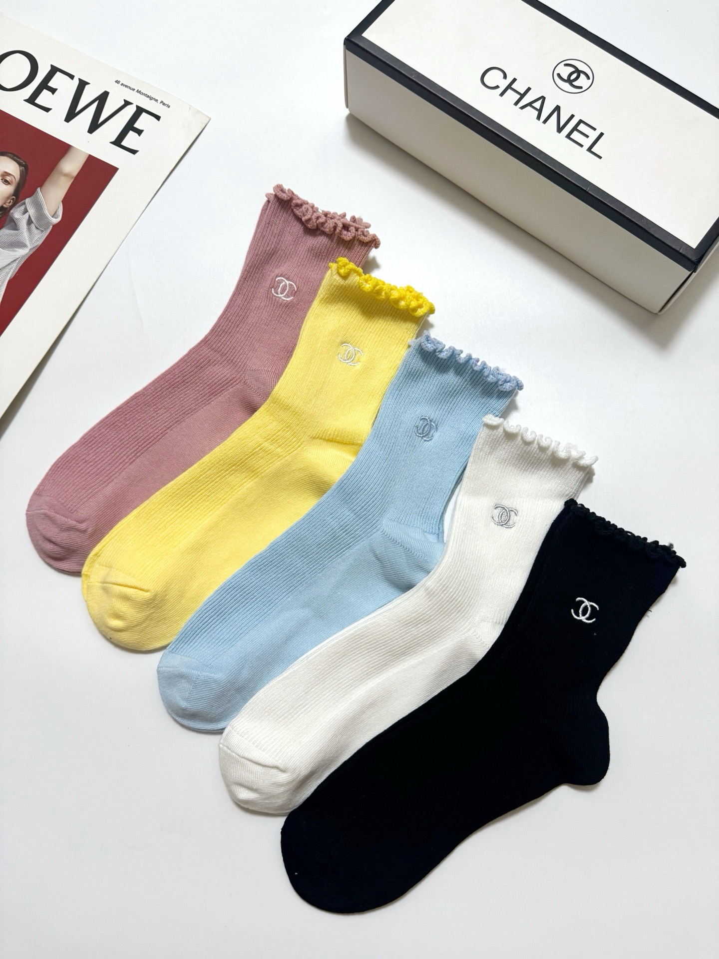 配包装 🌟【一盒5 双】  🌟 Chanel 香奈儿 经典刺绣字母logo 纯棉中筒袜   ，ins超火爆小腿袜，纯棉面