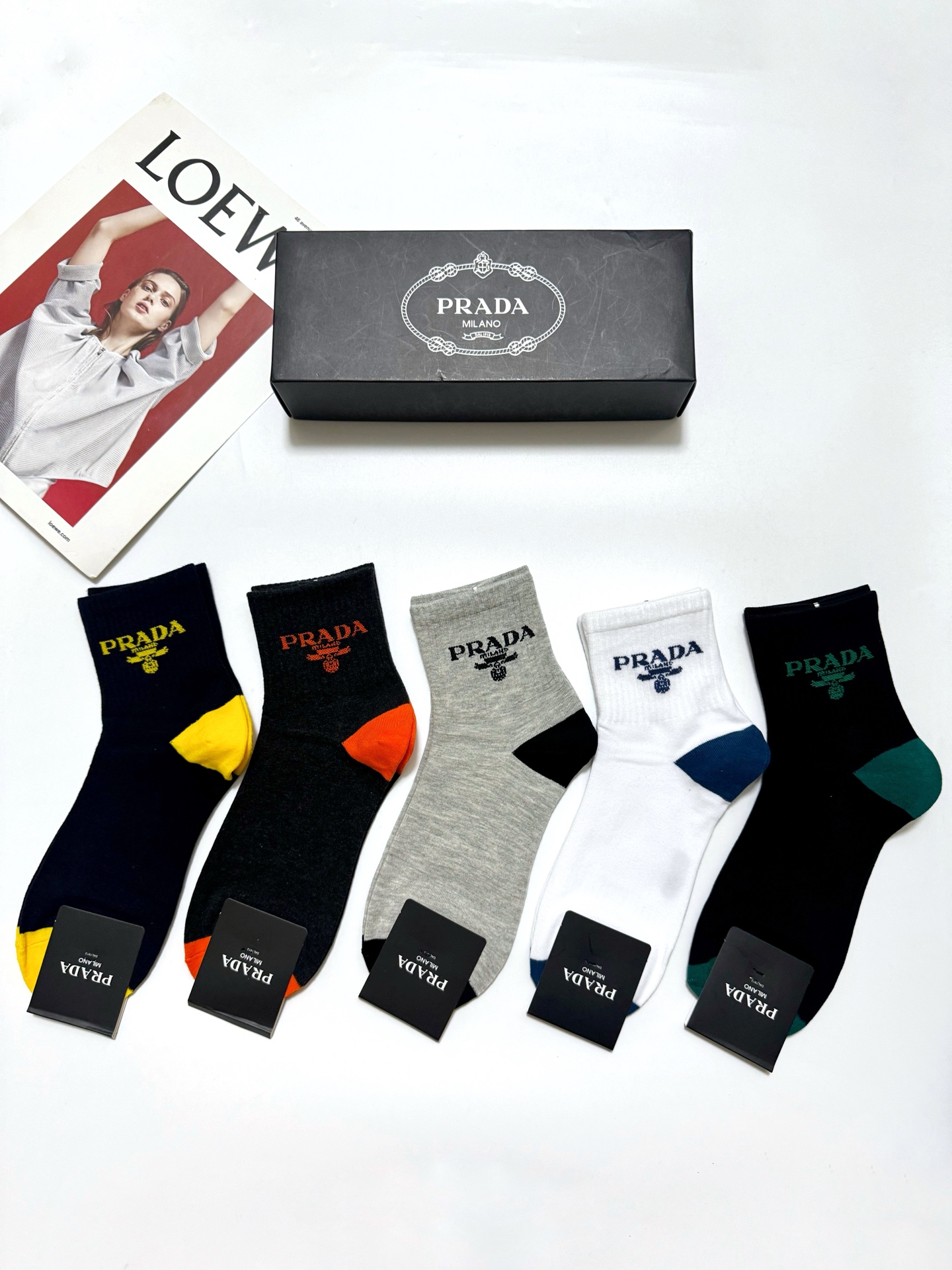 配包装 🌟【一盒5 双】男士福利款 🌟Prada 普拉达 字母logo纯棉中筒袜   🌟重工装饰个性时尚 🌟ins爆款！