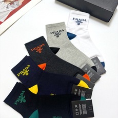配包装 🌟【一盒5 双】男士福利款 🌟Prada 普拉达 字母logo纯棉中筒袜 🌟重工装饰个性时尚 🌟ins爆款! 配包装 🌟【一盒5 双】男士福利款 🌟Prada 普拉达 字母logo纯棉中筒袜 🌟重工装饰个性时尚 🌟ins爆款!
