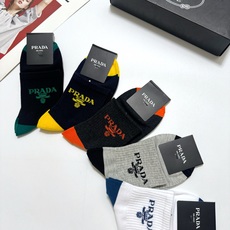 配包装 🌟【一盒5 双】男士福利款 🌟Prada 普拉达 字母logo纯棉中筒袜 🌟重工装饰个性时尚 🌟ins爆款! 配包装 🌟【一盒5 双】男士福利款 🌟Prada 普拉达 字母logo纯棉中筒袜 🌟重工装饰个性时尚 🌟ins爆款!