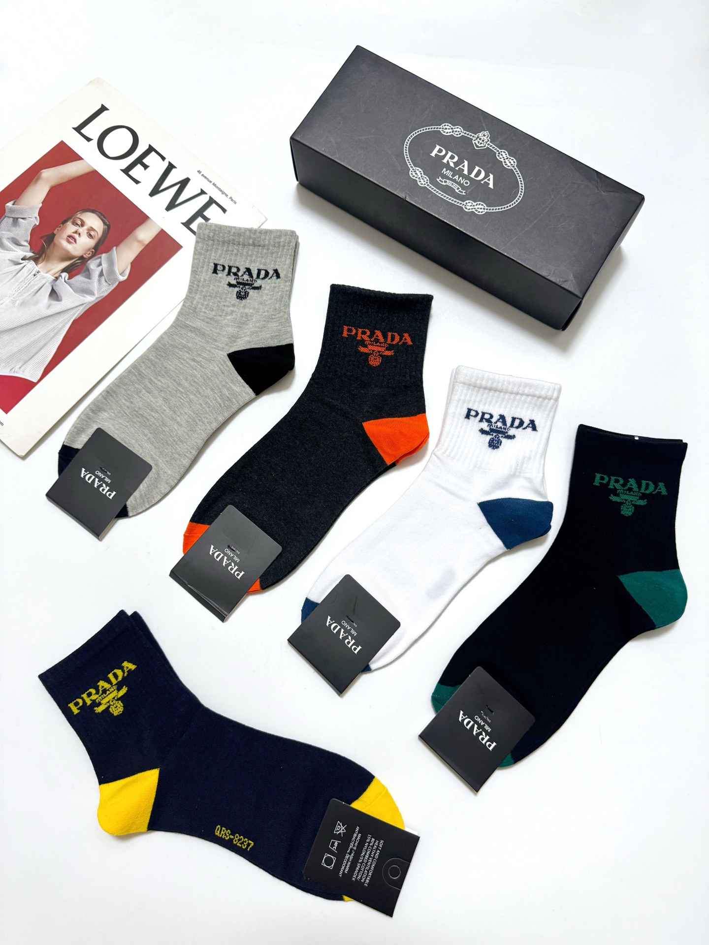 配包装 🌟【一盒5 双】男士福利款 🌟Prada 普拉达 字母logo纯棉中筒袜 🌟重工装饰个性时尚 🌟ins爆款! 配包装 🌟【一盒5 双】男士福利款 🌟Prada 普拉达 字母logo纯棉中筒袜 🌟重工装饰个性时尚 🌟ins爆款!