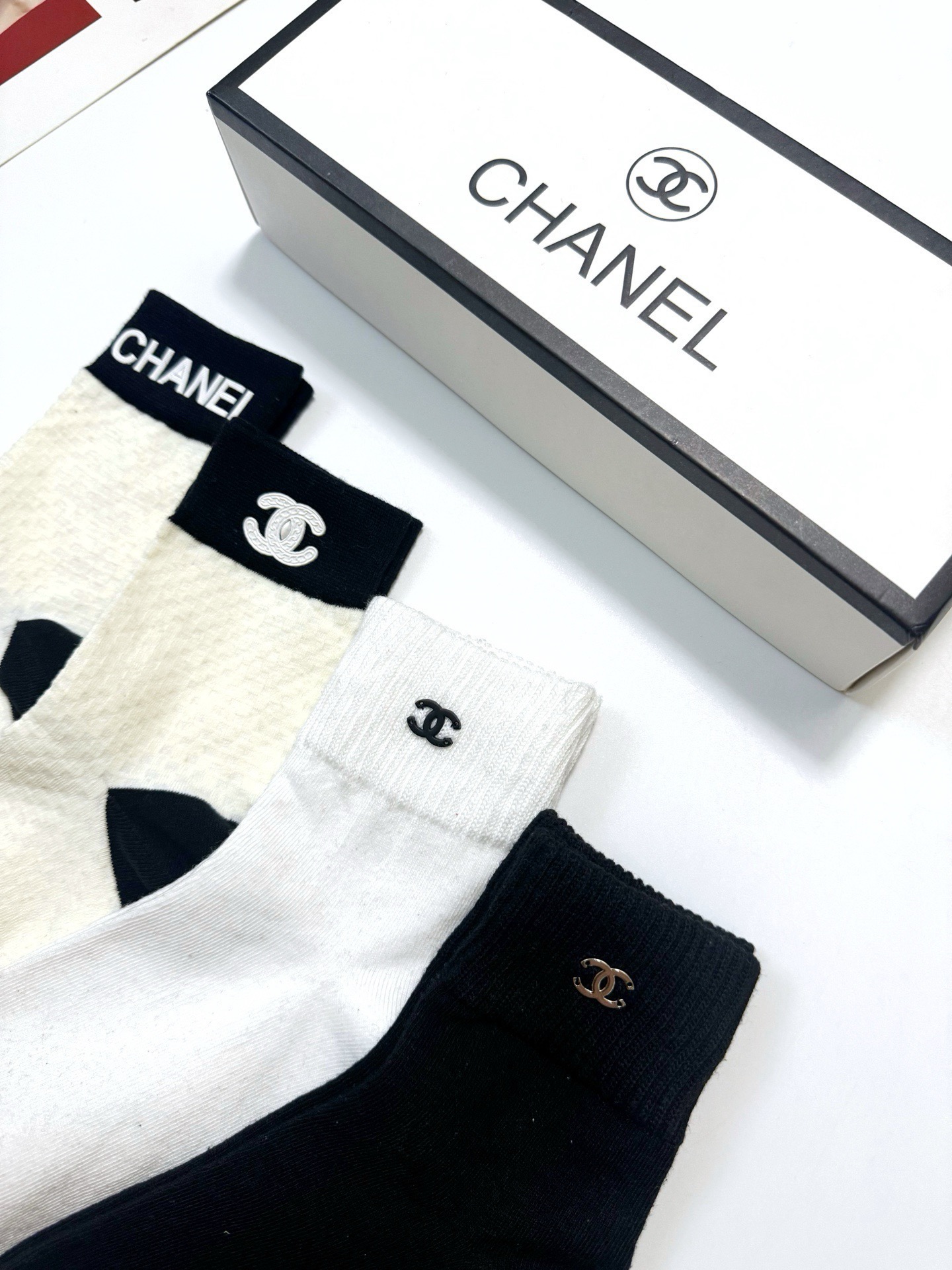 配包装 🌟【一盒4 双】 🌟Chanel 香奈儿 经典纯色 字母logo 纯棉中筒袜  🌟ins爆款！专柜在售ing 🌟