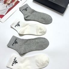 配包装 🌟【一盒4双】 🌟Prada 普拉达 经典纯色 字母logo 纯棉中筒袜 🌟ins爆款!专柜在售ing 🌟原单 配包装 🌟【一盒4双】 🌟Prada 普拉达 经典纯色 字母logo 纯棉中筒袜 🌟ins爆款!专柜在售ing 🌟原单