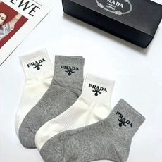 配包装 🌟【一盒4双】 🌟Prada 普拉达 经典纯色 字母logo 纯棉中筒袜 🌟ins爆款!专柜在售ing 🌟原单 配包装 🌟【一盒4双】 🌟Prada 普拉达 经典纯色 字母logo 纯棉中筒袜 🌟ins爆款!专柜在售ing 🌟原单