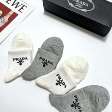 配包装 🌟【一盒4双】 🌟Prada 普拉达 经典纯色 字母logo 纯棉中筒袜 🌟ins爆款!专柜在售ing 🌟原单 配包装 🌟【一盒4双】 🌟Prada 普拉达 经典纯色 字母logo 纯棉中筒袜 🌟ins爆款!专柜在售ing 🌟原单