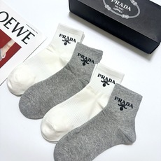 配包装 🌟【一盒4双】 🌟Prada 普拉达 经典纯色 字母logo 纯棉中筒袜 🌟ins爆款!专柜在售ing 🌟原单 配包装 🌟【一盒4双】 🌟Prada 普拉达 经典纯色 字母logo 纯棉中筒袜 🌟ins爆款!专柜在售ing 🌟原单