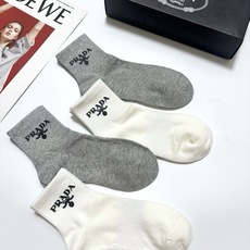 配包装 🌟【一盒4双】 🌟Prada 普拉达 经典纯色 字母logo 纯棉中筒袜 🌟ins爆款!专柜在售ing 🌟原单 配包装 🌟【一盒4双】 🌟Prada 普拉达 经典纯色 字母logo 纯棉中筒袜 🌟ins爆款!专柜在售ing 🌟原单
