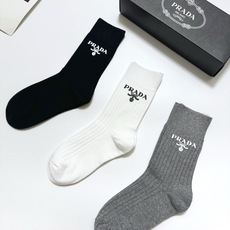 配包装 🌟【一盒3 双】 🌟 Prada 经典字母logo纯棉 中筒袜 🌟经典配色个性时尚 🌟ins爆款!专柜在售i 配包装 🌟【一盒3 双】 🌟 Prada 经典字母logo纯棉 中筒袜 🌟经典配色个性时尚 🌟ins爆款!专柜在售i