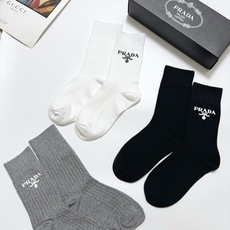 配包装 🌟【一盒3 双】 🌟 Prada 经典字母logo纯棉 中筒袜 🌟经典配色个性时尚 🌟ins爆款!专柜在售i 配包装 🌟【一盒3 双】 🌟 Prada 经典字母logo纯棉 中筒袜 🌟经典配色个性时尚 🌟ins爆款!专柜在售i