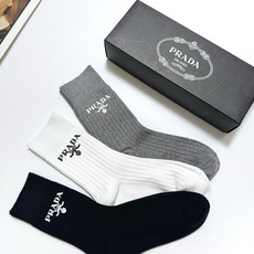 配包装 🌟【一盒3 双】 🌟 Prada 经典字母logo纯棉 中筒袜 🌟经典配色个性时尚 🌟ins爆款!专柜在售i 配包装 🌟【一盒3 双】 🌟 Prada 经典字母logo纯棉 中筒袜 🌟经典配色个性时尚 🌟ins爆款!专柜在售i