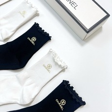 配包装 🌟【一盒4双】 🌟Chanel 香奈儿 经典纯色 字母logo 纯棉木耳边中筒袜 🌟ins爆款!专柜在售ing 配包装 🌟【一盒4双】 🌟Chanel 香奈儿 经典纯色 字母logo 纯棉木耳边中筒袜 🌟ins爆款!专柜在售ing