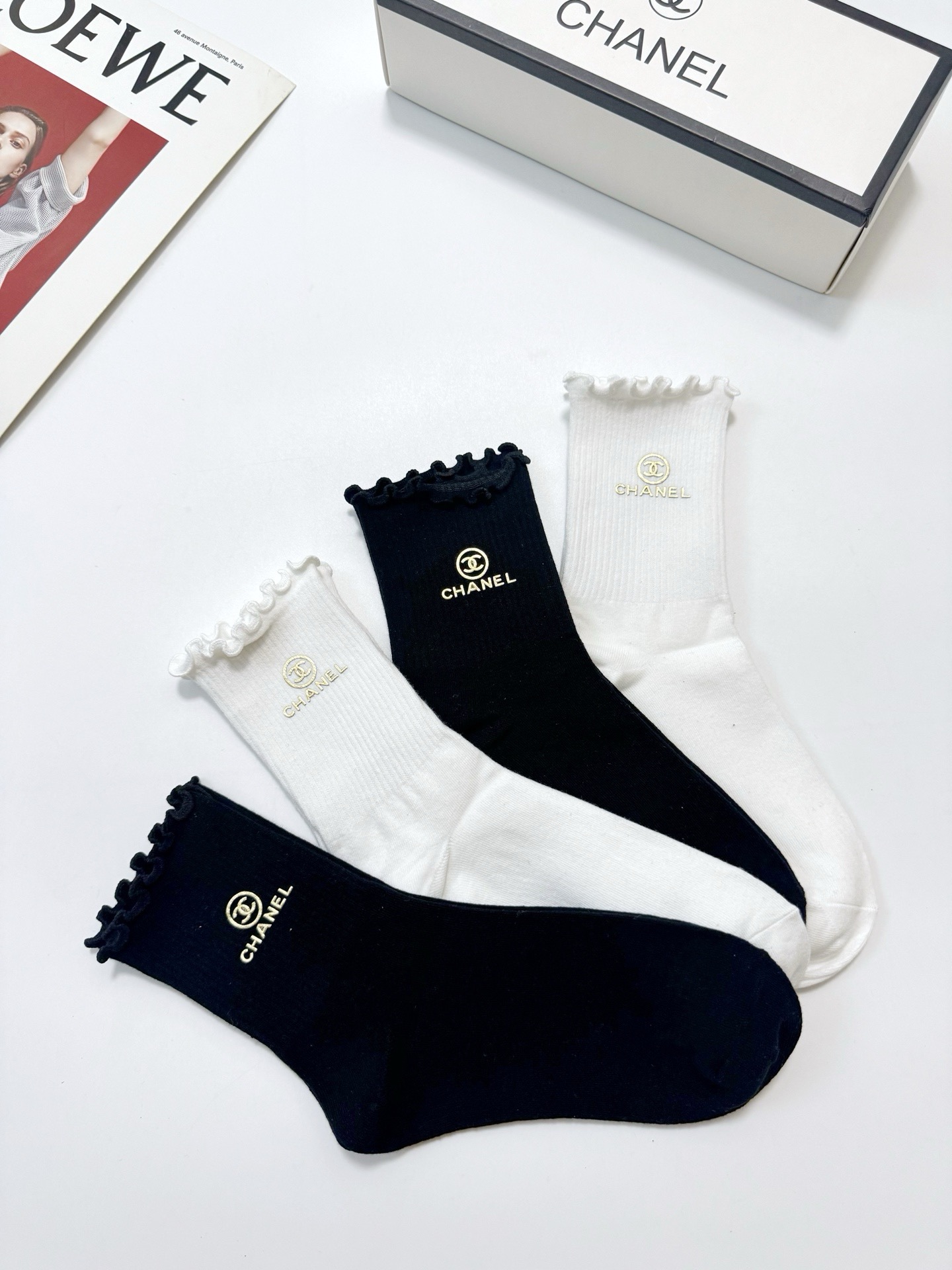 配包装 🌟【一盒4双】 🌟Chanel 香奈儿 经典纯色 字母logo 纯棉木耳边中筒袜 🌟ins爆款!专柜在售ing 配包装 🌟【一盒4双】 🌟Chanel 香奈儿 经典纯色 字母logo 纯棉木耳边中筒袜 🌟ins爆款!专柜在售ing