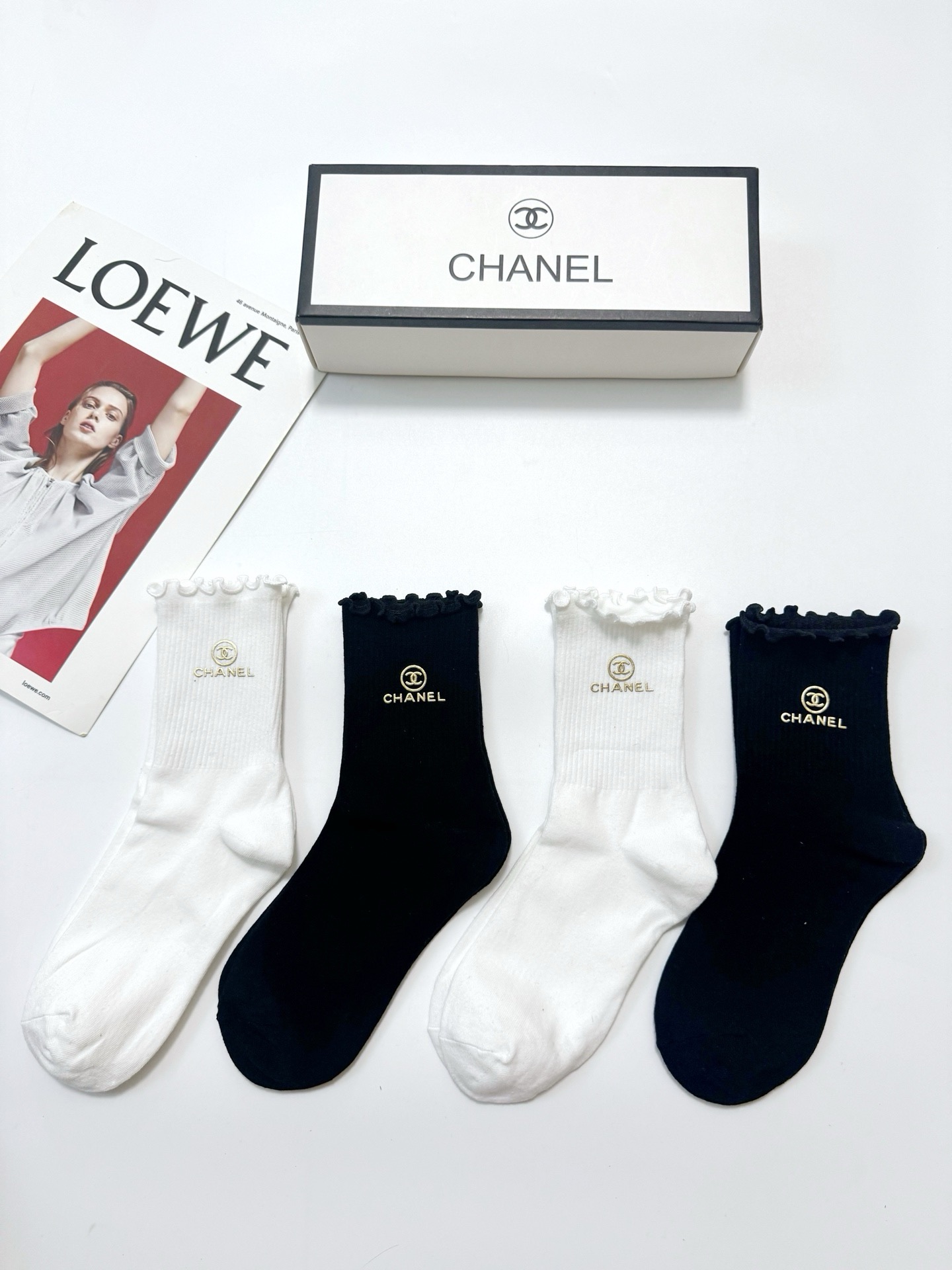 配包装 🌟【一盒4双】 🌟Chanel 香奈儿 经典纯色 字母logo 纯棉木耳边中筒袜  🌟ins爆款！专柜在售ing